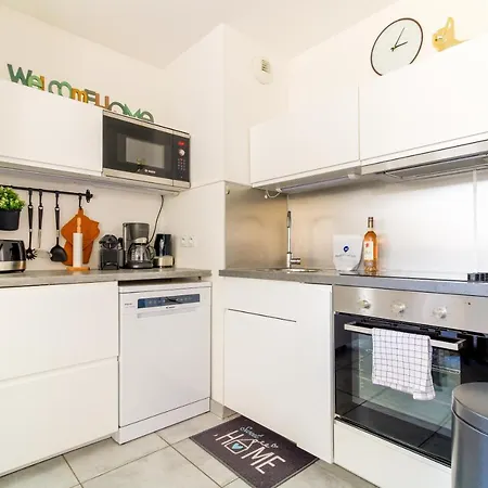 Select' -t3 Au Coeur Du Lavandou: Coastal Retreat With Pool And Parking Le Lavandou