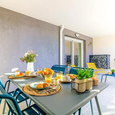 Apartment Select' -t3 Au Coeur Du Lavandou: Coastal Retreat With Pool And Parking